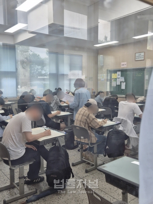 이날 7급 수험생들이 서울 개원중학교에서 법률저널 K-PSAT 제5회 모의고사를 응시하고 있다