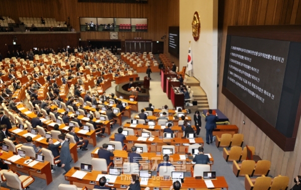 ​판사 임용 법조 경력 요건을 기존 10년에서 5년으로 완화한 법원조직법 개정안이 지난 9월 26일 국회 본회의를 통과했다. 사진은 이날 국회 본회의장 모습 / 연합뉴스